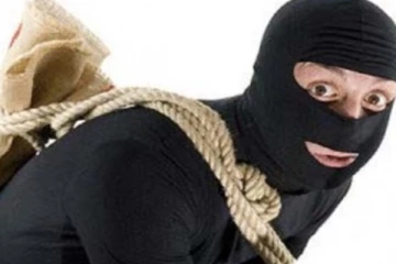 පාසලකට හොරු පනී..(VIDEO)