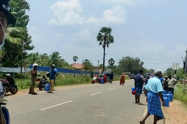 குடும்ப பங்கீட்டு அட்டை மற்றும் அடையாள அட்டை பிரதிக்கு எரிவாயு சிலிண்டர் விநியோகம் (Photos) | Distribution Gas Per Family Card And Id Card Copy