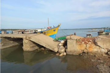 ஊர்காவற்றுறை இறங்குதுறை இடிந்து வீழ்ந்தது (Photos)