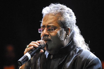 பாடல் வரிகளை மறந்து மேடையில் திக்குமுக்காடிய பாடகர் ஹரிஹரன்... வைரலாகும் வீடியோ