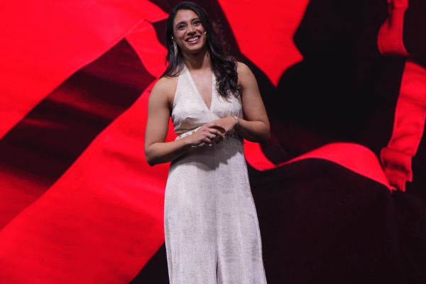 இந்திய கிரிக்கெட் வீராங்கனை ஸ்மிருதி மந்தனாவின் ரீசெண்ட் கிளாமர் கிளிக்ஸ்.. | Smriti Mandhana Lights Up The Oneplus Event