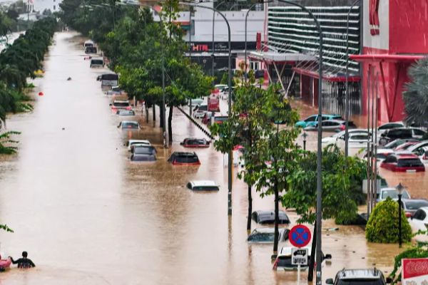 வியட்நாமில் ஏற்பட்ட மழை வெள்ளத்தினால் 41 பேர் பலி | 41 Dead Rain Flooding Hit Central Vietnam