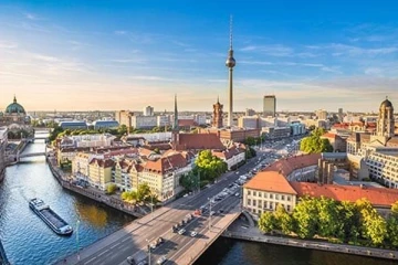 கிரீமுக்கு ஆசைப்பட்ட இளம் பெண்கள் ; நடந்த விபரீதம்