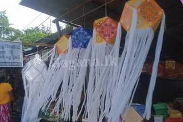 වැස්සෙන් හේදෙන කොළඹ වෙසක් මැද වෙසක් කූඩු අතරේ දියවෙන ජිවිත... (VIDEO)