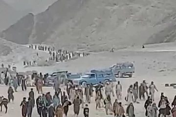 பாலைவனம் வழியாக நாட்டைவிட்டு தப்பிய ஆப்கான் மக்கள்