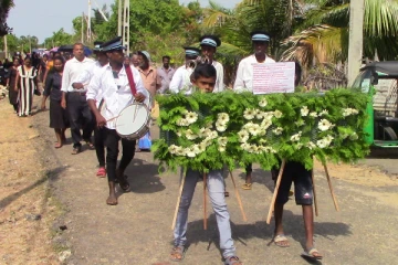 யாழ். வலிந்து காணாமல் ஆக்கப்பட்டவர்கள் சங்கத்தின் முன்னாள் தலைவர் சடலம் நல்லடக்கம் (PHOTOS)