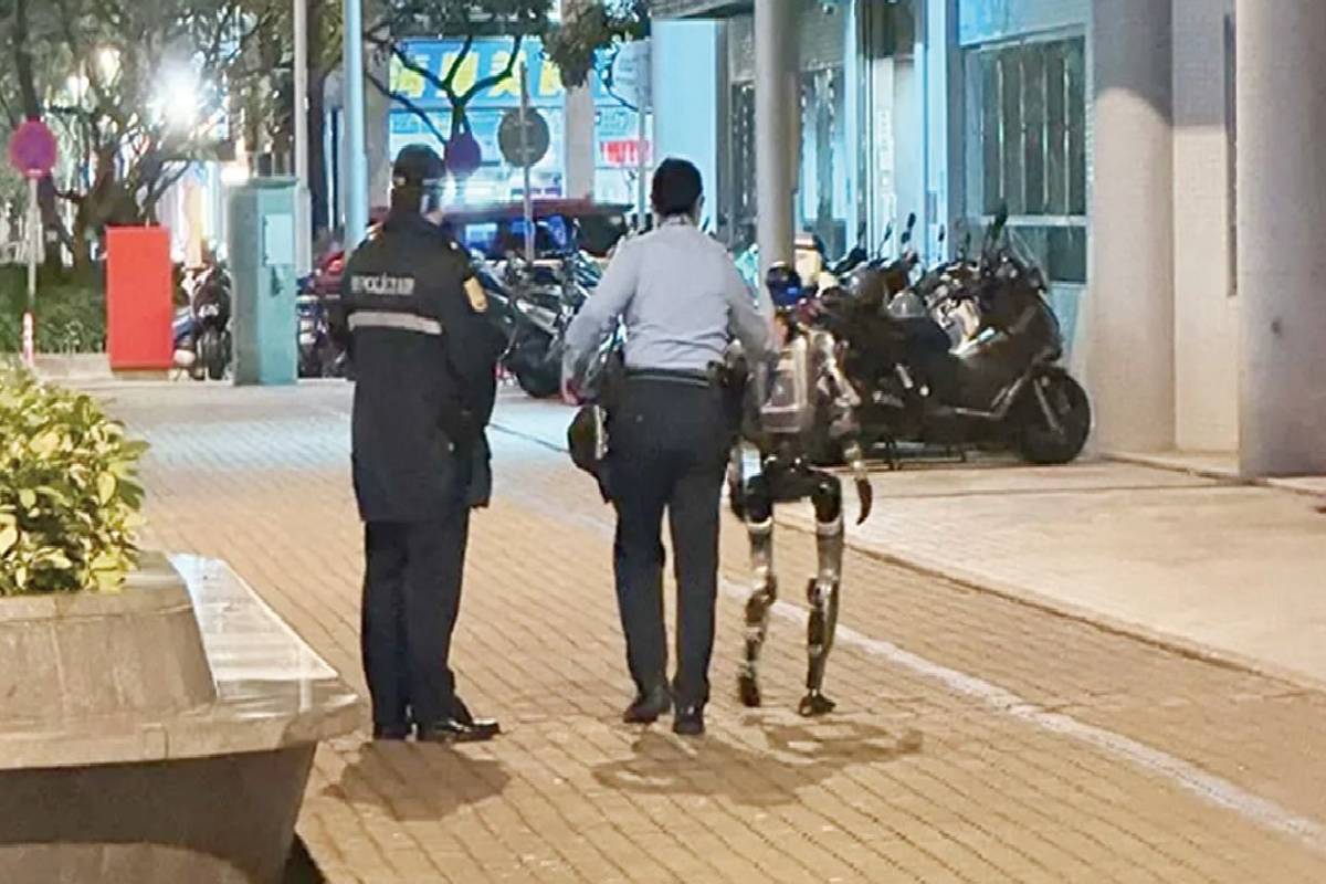 சீனாவில் மனித வடிவ ரோபோவை கைது செய்த பொலிஸார் ; சமூக ஊடகங்களில் வைரலான வீடியோ | Police Arrest Humanoid Robot Video Viral Media Med சீனாவில் மனித வடிவ ரோபோவை கைது செய்த பொலிஸார் ; சமூக ஊடகங்களில் வைரலான வீடியோ | Police Arrest Humanoid Robot Video Viral Media Med