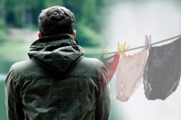 மாணவியின் உள்ளாடையை திருடிய நபர்!