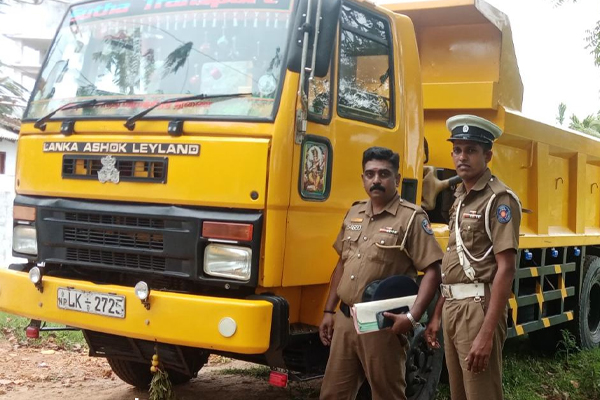 கடல் மண் கடத்திய சந்தேக நபரை வளைத்து பிடித்த பொலிஸார்! | Sea Soil Smuggling Suspect Arrested With Tipper