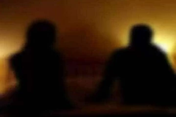 இளம்பெண்ணுடன் உல்லாசம்.. அறையில் நிர்வானமாக இறந்து கிடைந்த நபர் - என்ன நடந்தது?