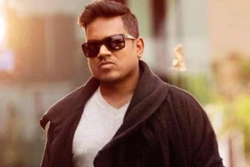 யுவன் ஷங்கர் ராஜா இளம் வயதில் அவரது அம்மாவுடன் எடுத்த புகைப்படத்தை பார்த்துள்ளீர்களா?- அரிய புகைப்படம்