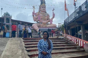 இலங்கையின் புகழ்பெற்ற ஆலயத்திற்கு சென்ற தென்னிந்திய பிரபலம்!