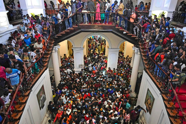 ஜனாதிபதி இல்லத்தில்  புகைப்படம் எடுத்த பொலிஸாருக்கும் ஆப்பு! | Srilanka Protest Crisis