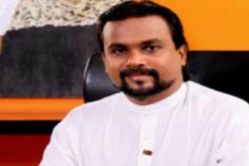 மக்களின் முன்னால் ஹீரோக்களாக முயலும் அமைச்சர்கள்