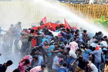 பல்கலைக்கழக மாணவர்களை மீண்டும் விரட்டியடித்த காவல்துறை!