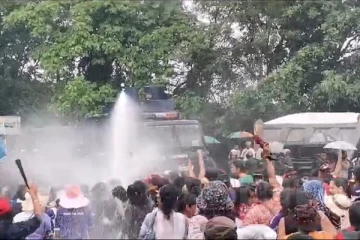 NPP ஆர்ப்பாட்டத்தை கலைக்க நீர்த்தாரை பிரயோகம்