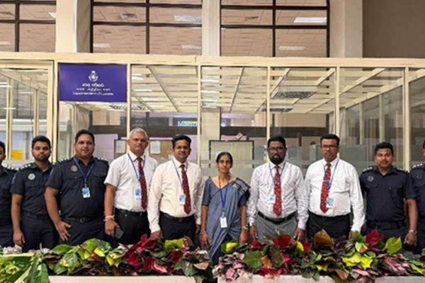 விமான நிலையத்தில் 6 இலட்சம் ரூபாய் பெறுமதியான மலர்ச் செடிகள் பறிமுதல் | Flower Plants Worth Rs 6 Lakh Seized At Airport