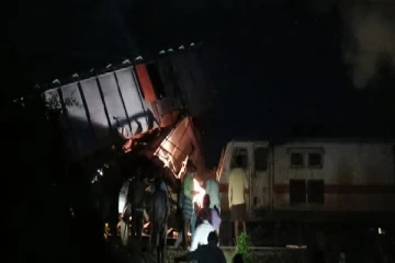 சென்னையில் இரவுநேரம் பயங்கரம் : இரண்டு தொடருந்துகள் நேருக்குநேர் மோதல்