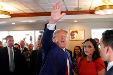 அனைவருக்கும் உணவு என அறிவித்துவிட்டு... பணம் தராமல் ரகசியமாக வெளியேறிய ட்ரம்ப்