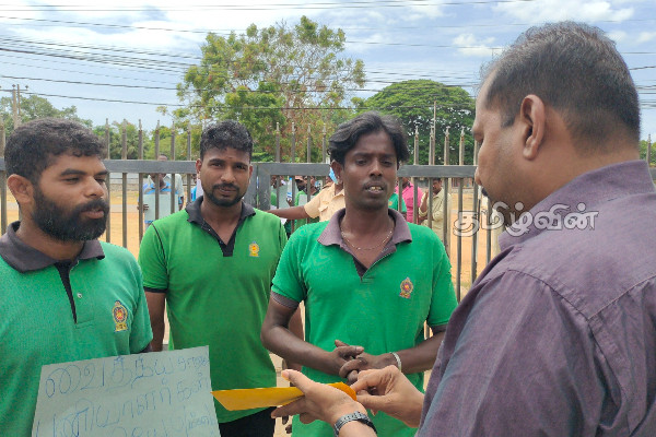 நாடளாவிய ரீதியில் எரிபொருள் நிலையங்களில் இடம்பெறும் மோசடி: மக்கள் குற்றச்சாட்டு (Photos) | Fraud At Fuel Stations Nationwide