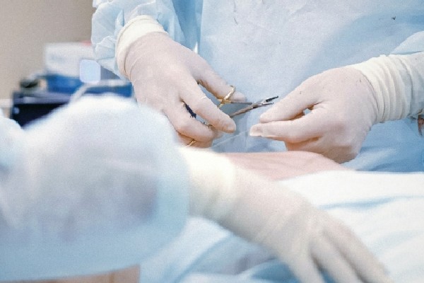 கனடாவில் ஒன்றாரியோ மருத்துவர் ஒருவரின் மோசமான செயல்! | Surgeon Suspended For 18 Months