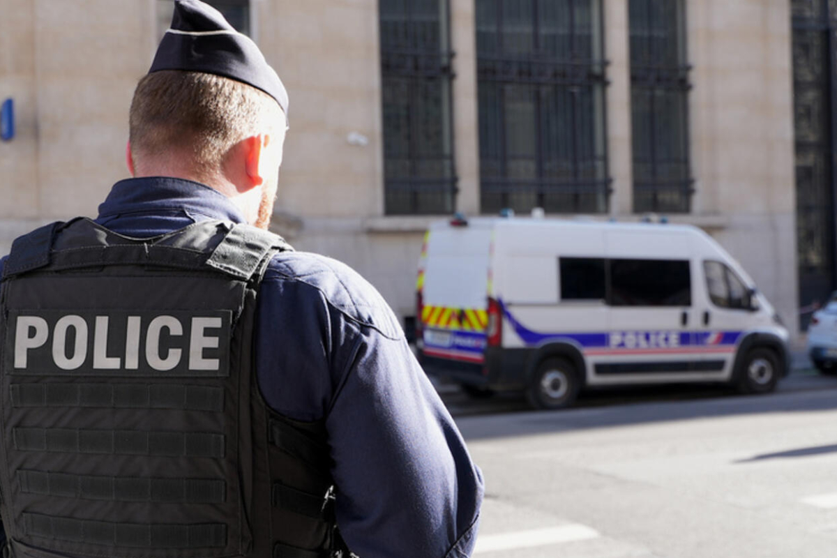 பரிசில் வங்கிகளை குறிவைத்து அச்சுறுத்தல்; பாதுகாப்பு அதிகரிப்பு | Threats Targeting Banks In Paris Security