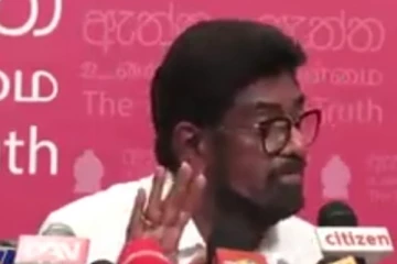 “...කඳුළු ගෑස් 4යි ගැහුවෙ..ඔබතුමා ගණන් කළාද ?...ඒක මගේ නෝනාගෙන් අහන්න ඕන...” - ජනාධිපති මාධ්ය කේන්ද්රයේ මාධ්ය හමුව උණුසුම් වෙයි...(VIDEO)