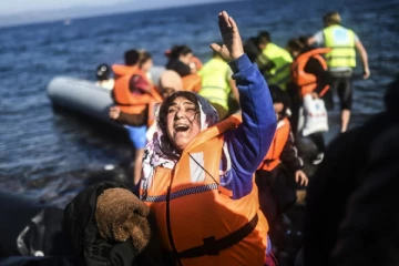 அகதிகள் பயணித்த படகு கவிழ்ந்ததில் 77 பேர் பலி