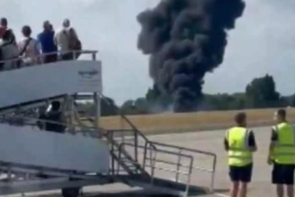 கழன்று விழுந்த என்ஜின், நொறுங்கிய விமானம் ; 12 பேர் பலி | Plane Crashes And Shatters In Seconds கழன்று விழுந்த என்ஜின், நொறுங்கிய விமானம் ; 12 பேர் பலி | Plane Crashes And Shatters In Seconds