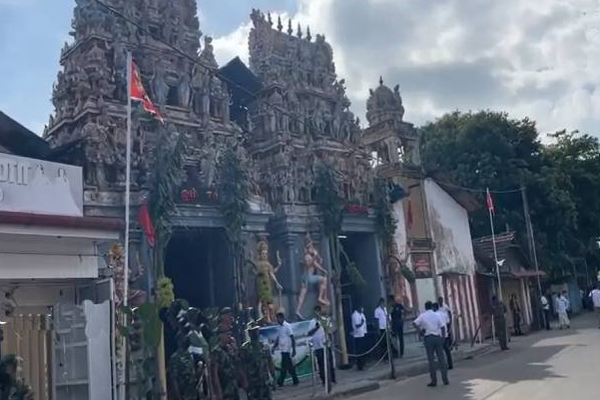 யாழ்.நல்லூரில் கடும் பதற்றம்: காணாமலாக்கப்பட்டோரின் உறவுகள் - பொலிஸாருக்கும் இடையே முறுகல் | Jaffna Nallur Missing Persons Protest Ranil Visit