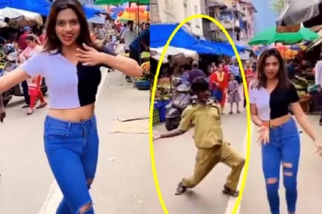 நடுரோட்டில் குத்தாட்டம் போட்ட பெண்! பின்னால் ஆட்டோ டிரைவர் செய்த காரியம்! வேறலெவல் வைரல்