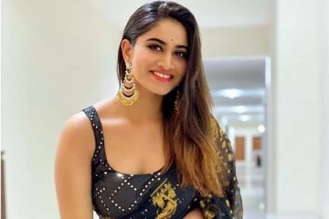 பாவடை தாவணியில் படுகவர்ச்சியில் ஷிவானி... இது உங்களால தான் முடியும்! புகழும் ரசிகர்கள்