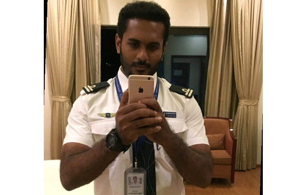 நடுவானில் ஓங்கி ஒலித்த தமிழ் -வைரலாகும் காணொளி | A Viral Video In Tamil That Rang Out In Mid Air