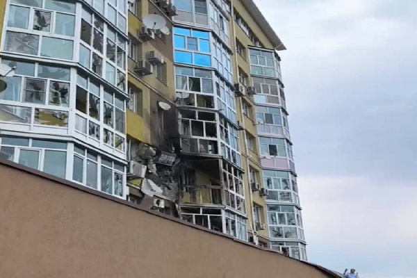 ரஷ்யா குடியிருப்பில் ஆளில்லா விமான தாக்குதல் | Drone Crashes Into Russian Residential Building