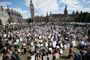 பிரித்தானிய அரசாங்கத்தின் முடிவை எதிர்த்து லண்டனில் திரண்ட மக்கள்... 365 பேர்கள் கைது