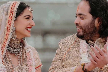 விருந்தினருக்கு இலவச ஷாப்பிங்.., வளையல் மற்றும் சன்கிளாஸை வாரி வழங்கிய அம்பானி