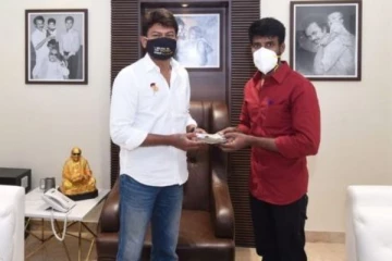 முதல்வர் நிவாரண நிதிக்கு 10 லட்ச ரூபாய் நிதி வழங்கிய நடிகர் சூரி..!