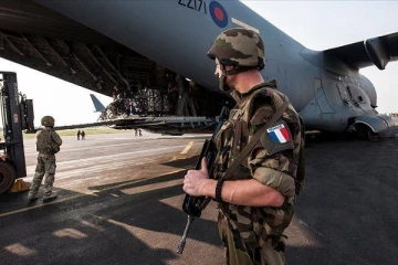 பிரான்ஸில் குடும்பத்தினருக்கு மின்னஞ்சல் அனுப்பிய இராணுவ வீரரின் விபரீத முடிவு!