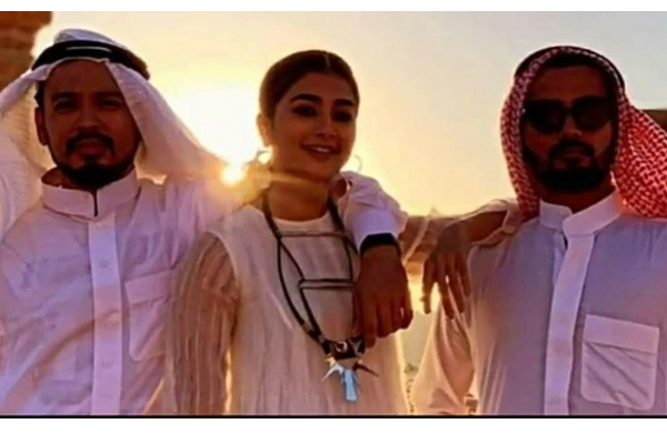 மிகவும் நெருக்கமாக பூஜா ஹெக்டே மேல் கை வைத்த இளைஞர்.. அதுவும் விஜய் படப்பிடிப்பில் | Pooja Hegde Photo Taken With Fans In Vijay Movie