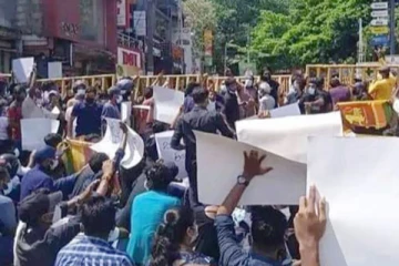 මහජනතාව "කාල්ටන්" වටලලා.. දැඩි පොලිස් බාධක.. උණුසුම් තත්වයක්..(VIDEO)(PHOTOS)