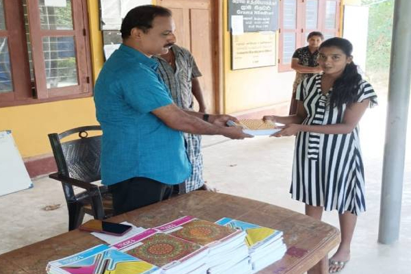 கனடாவில் உயிரிழந்த செல்லப் பிராணியின் நினைவாக இலங்கை தமிழ் பிள்ளைகளுக்கு உதவிய பெண்! | Woman Canada Tamil Children In Sri Lanka Cat Die