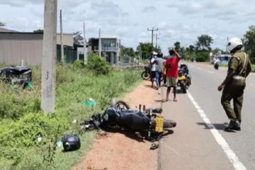 மோட்டார் சைக்கிளில் வந்தவரை மோதித்தள்ளிய முச்சக்கரவண்டி; நேர்ந்த கதி