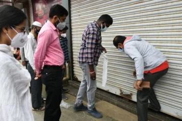 இராஜபாளையத்தில் விதிமுறையை மீறிய 2 பழக்கடைகளுக்கு சீல் - அதிகாரிகள் அதிரடி