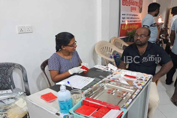 முல்லைத்தீவில் உறவுகளின் நினைவுகளை சுமந்து இடம்பெற்ற இரத்ததான முகாம்(படங்கள்) | Maveerar Day Blood Camp In Mullaitivu Tamils