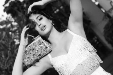 ஜான்வி கபூரின் இந்த கிளாமர் ஆடை இத்தனை லட்சமா!! புகைப்படங்கள்..