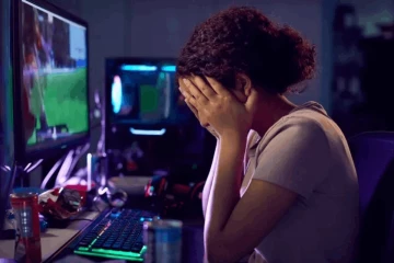 “මචං… අරකිගේ වීඩියෝ එක දැක්කද?” - ඩිජිටල් ආදරයේ අඳුරු පැත්ත