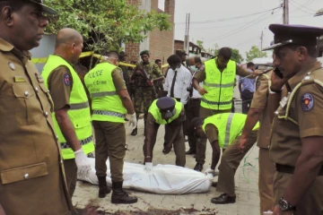 நபர் ஒருவரை மிக கொடூரமாக கொலை செய்த பெண்