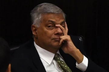 பொருளாதாரத்தை ஸ்திரப்படுத்த விசேட குழுவை நியமிக்கும் பிரதமர்