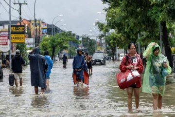 இந்தோனேசியாவில் ஏற்பட்ட திடீர் வெள்ளத்தில் 16 போ் உயிரிழப்பு