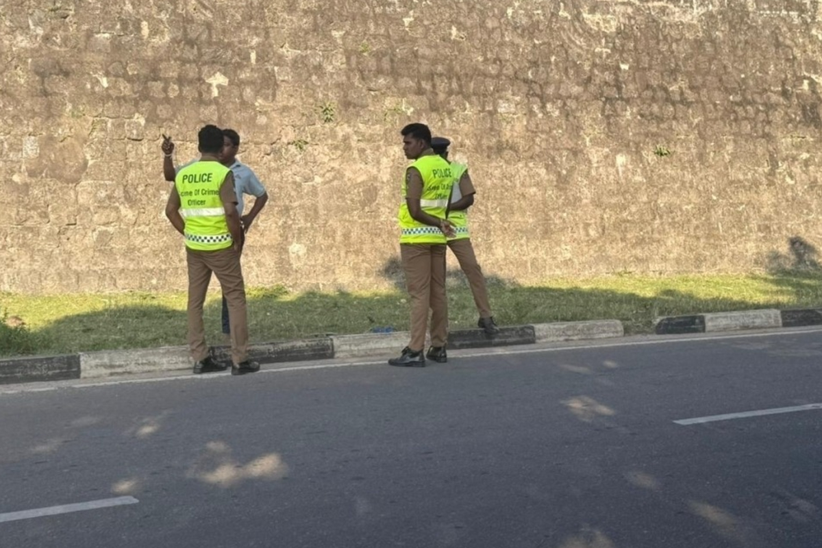 யாழில் பொலிஸ் நிலையத்திற்கு அருகில் அரங்கேறிய பயங்கரம் ; உயிர் பிழைக்க இளைஞன் செய்த செயல் | Terror Unfolds Near Jaffna Police Station யாழில் பொலிஸ் நிலையத்திற்கு அருகில் அரங்கேறிய பயங்கரம் ; உயிர் பிழைக்க இளைஞன் செய்த செயல் | Terror Unfolds Near Jaffna Police Station